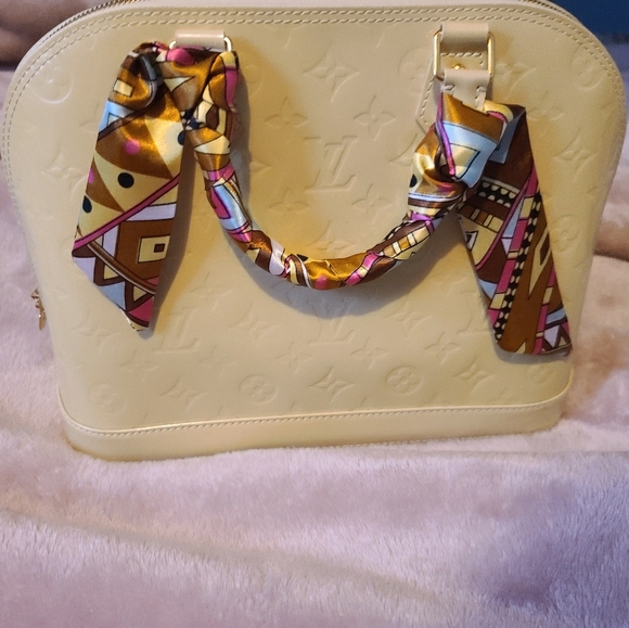 Louis Vuitton Alma Vernis PM Perle - Picture 2 of 8